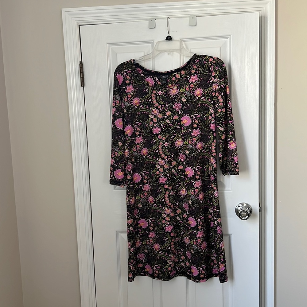 EUC - Pretty shift dress. Size Small - Black and Pink. Super comfortable